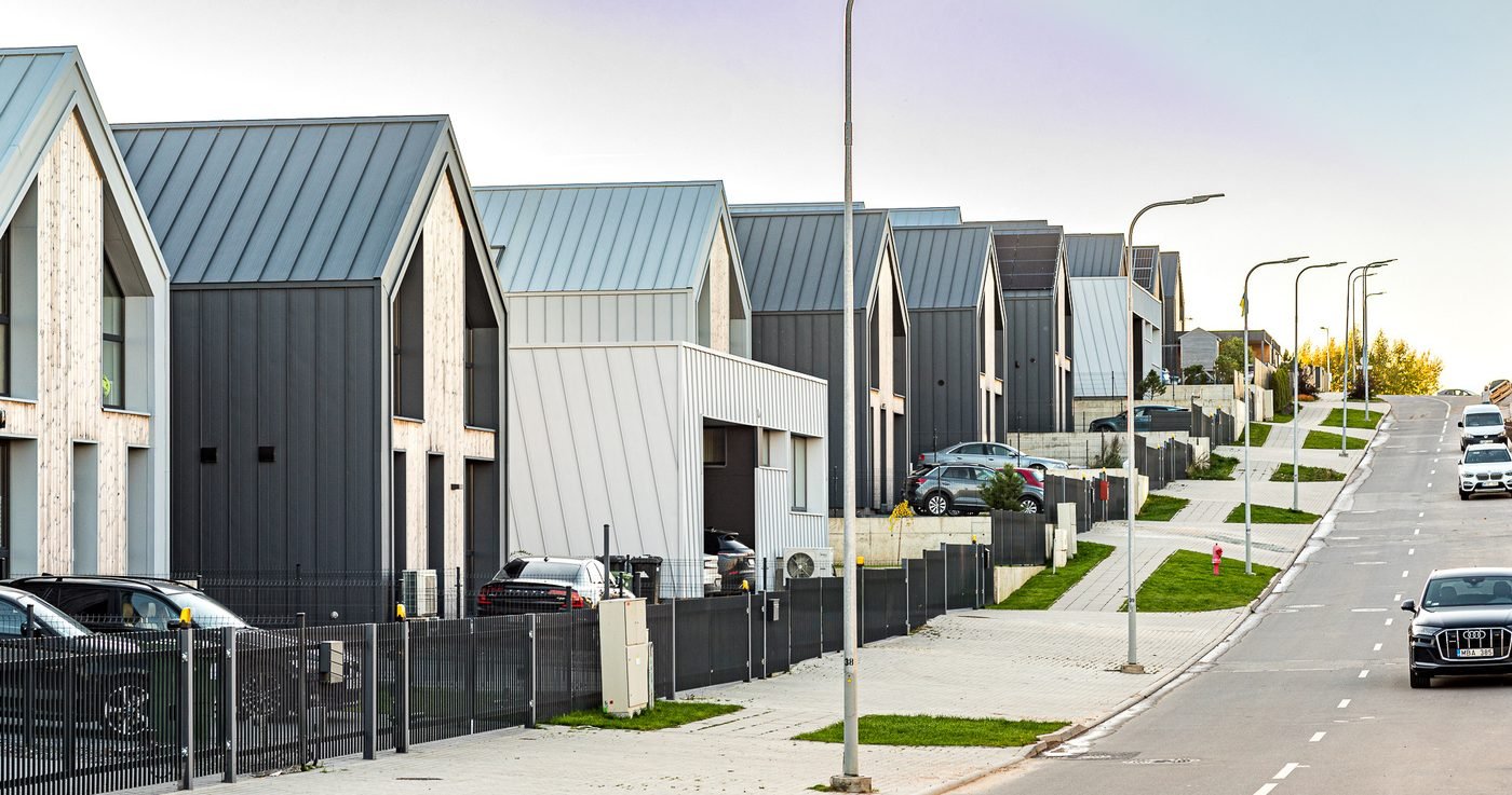 Hills Street: įgyvendinta dvišlaičių namų gatvė Kalnėnuose.